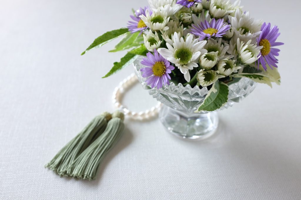 白い数珠と花
