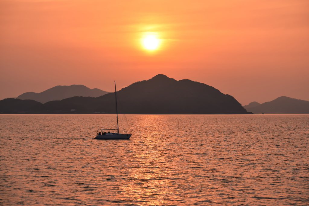 夕日と海に浮かぶ船