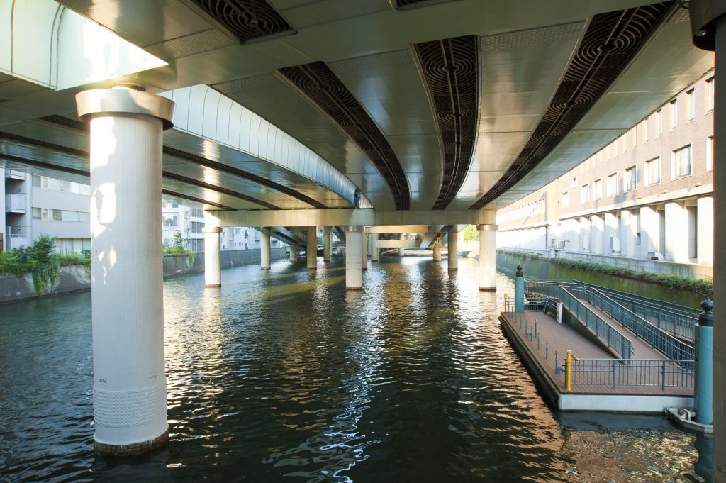 橋の下にある桟橋