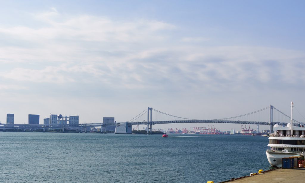 東京湾から見るレインボーブリッジやお台場