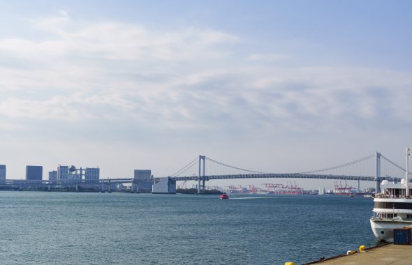 東京湾から見るレインボーブリッジやお台場