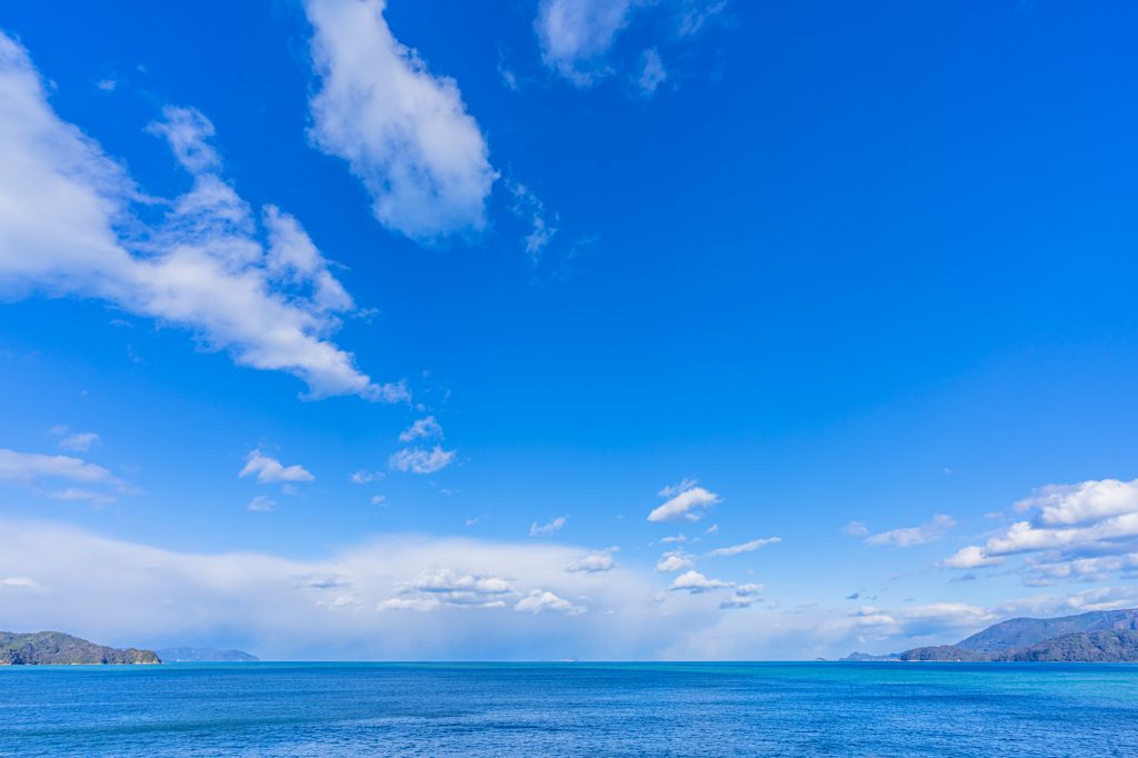 快晴の空と海