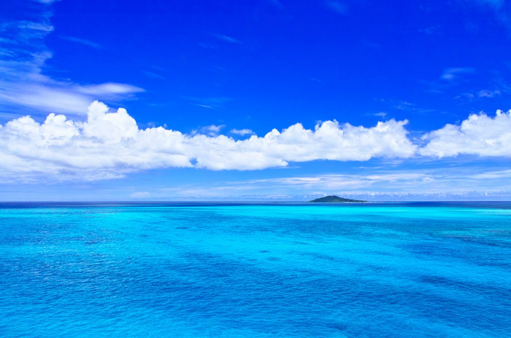 白い雲と広大な海