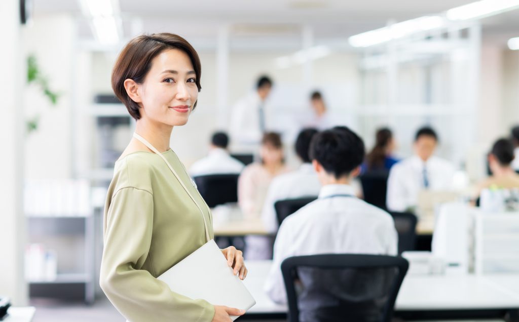 女性とオフィス