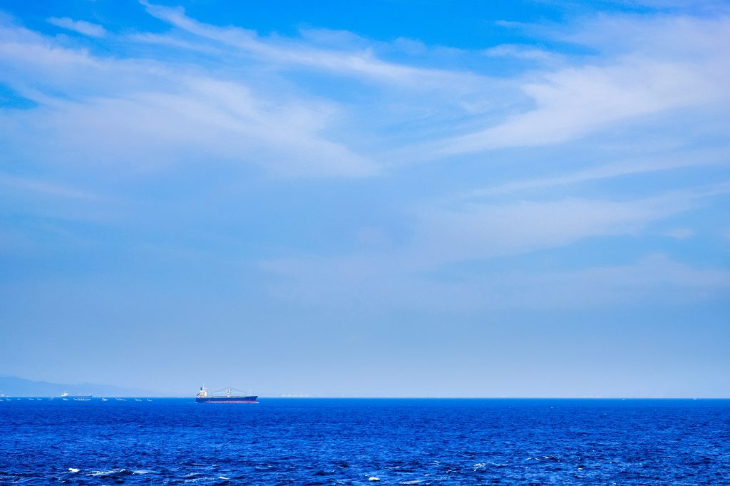 青く広い海が広がる