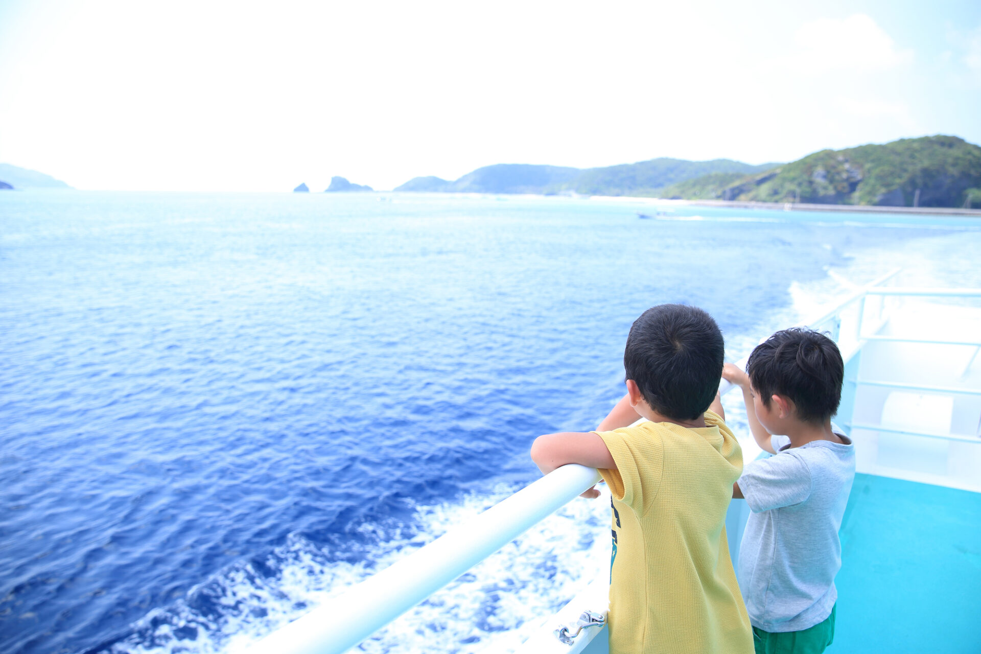 海を眺める子ども