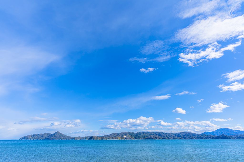 晴天の空と青い海