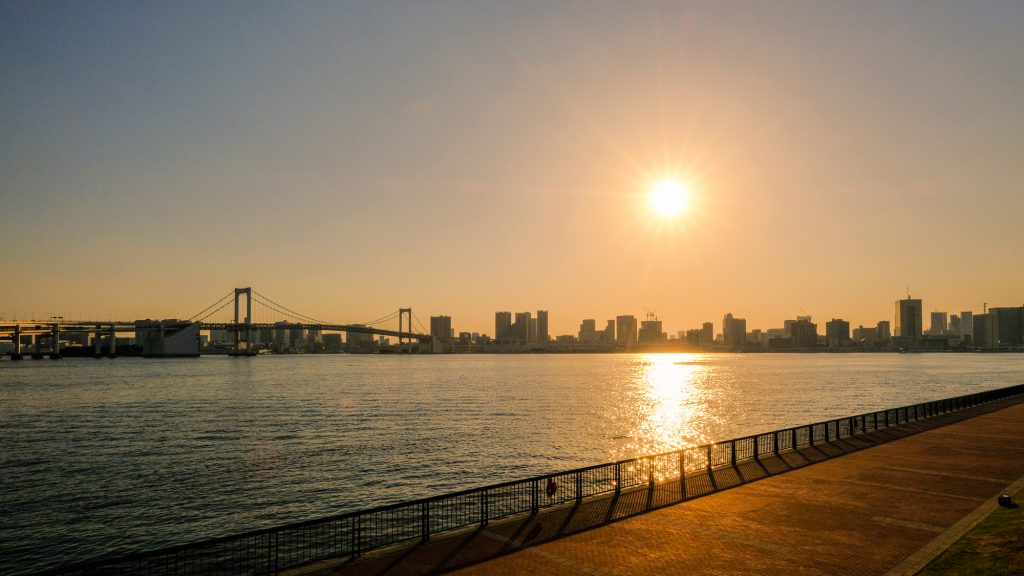 東京湾と夕日