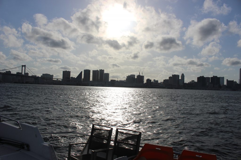 船のデッキから見る東京湾の景色