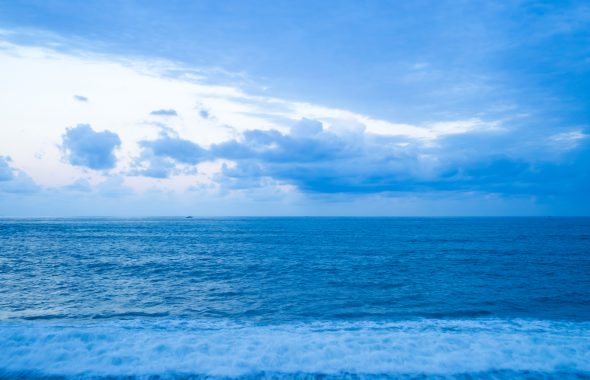 どこまでも広がる青い海