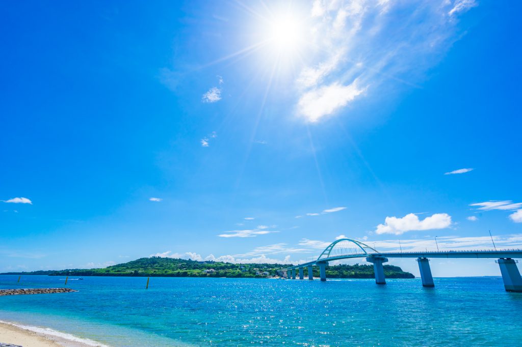 橋と海と砂浜