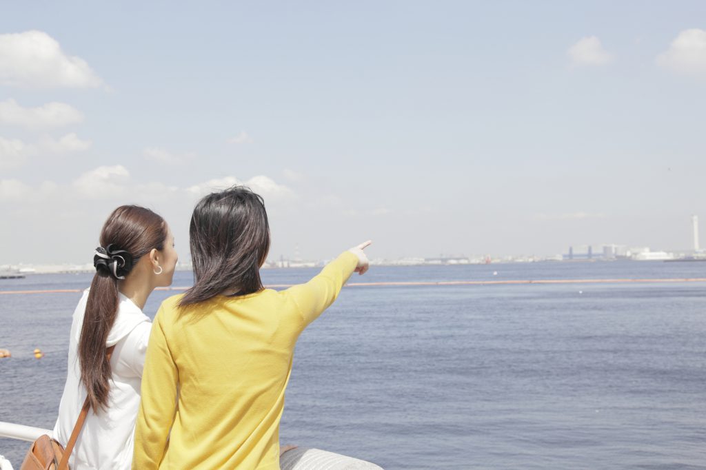 船から水平線を眺める女性たち