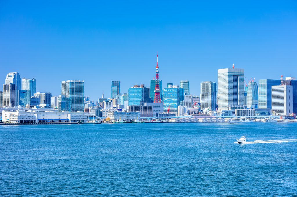 東京の海から見た都会の街並みと東京タワー