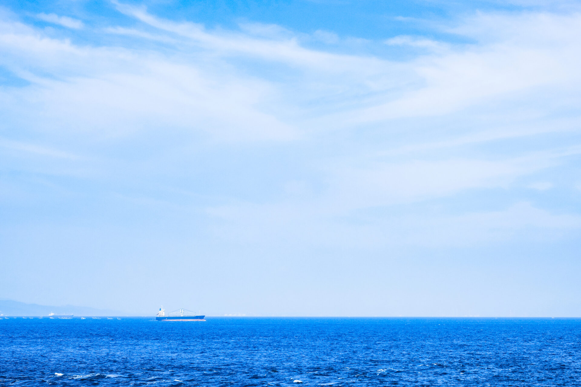 海と地平線に浮かぶ船