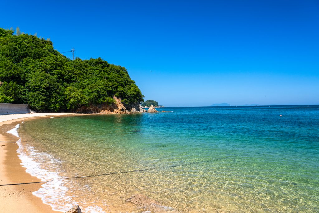 浅瀬の海と山