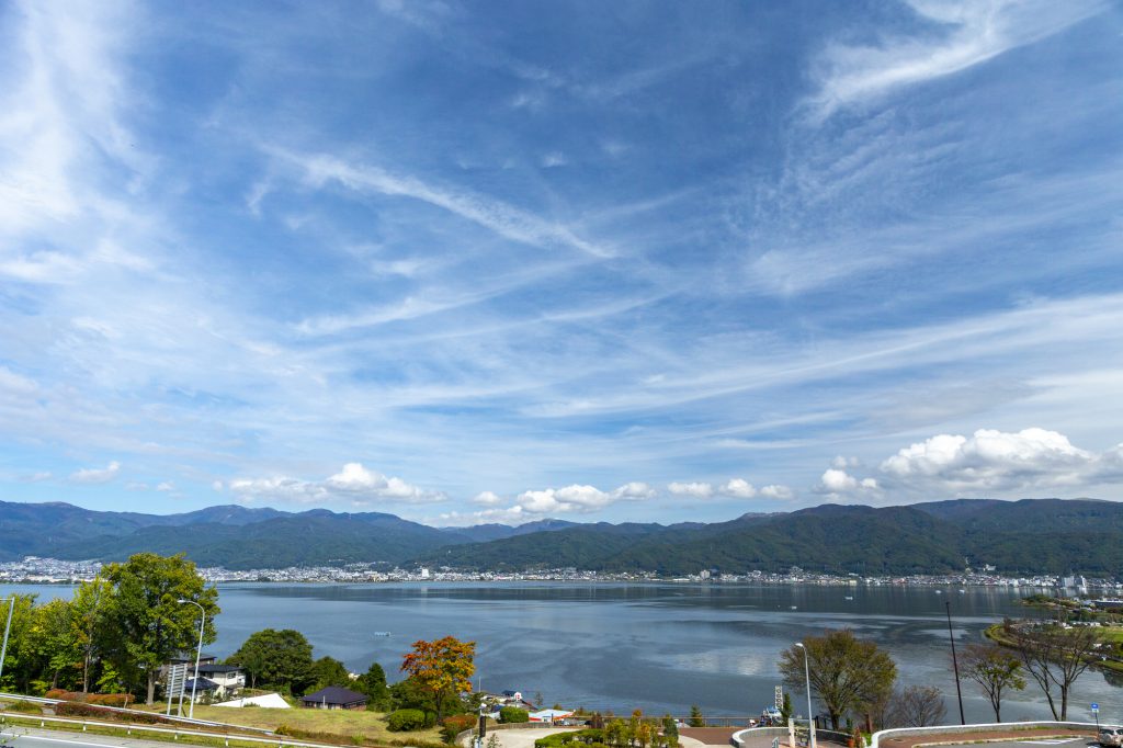 遠くに山が見える海と公園