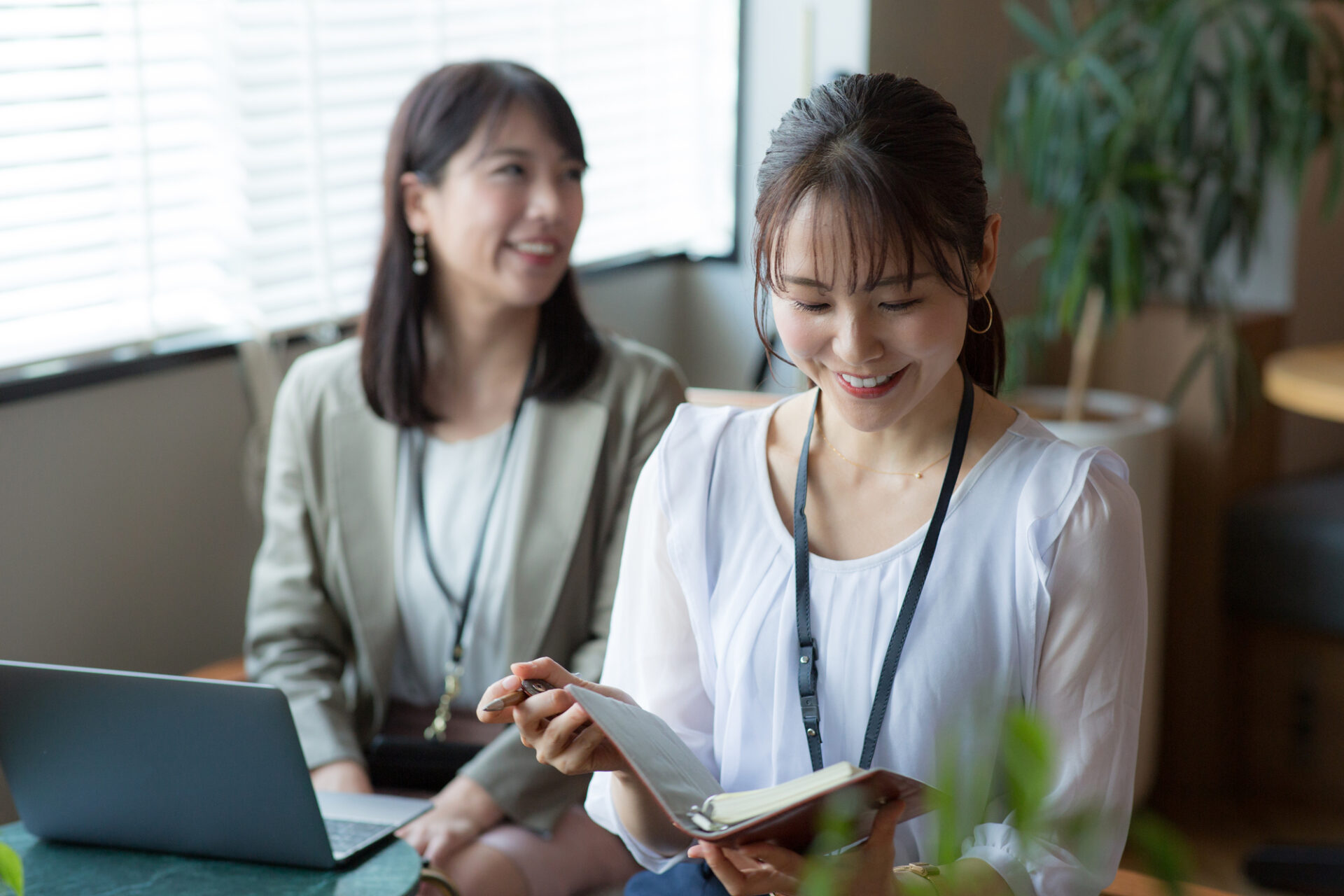 女性二人が相談する