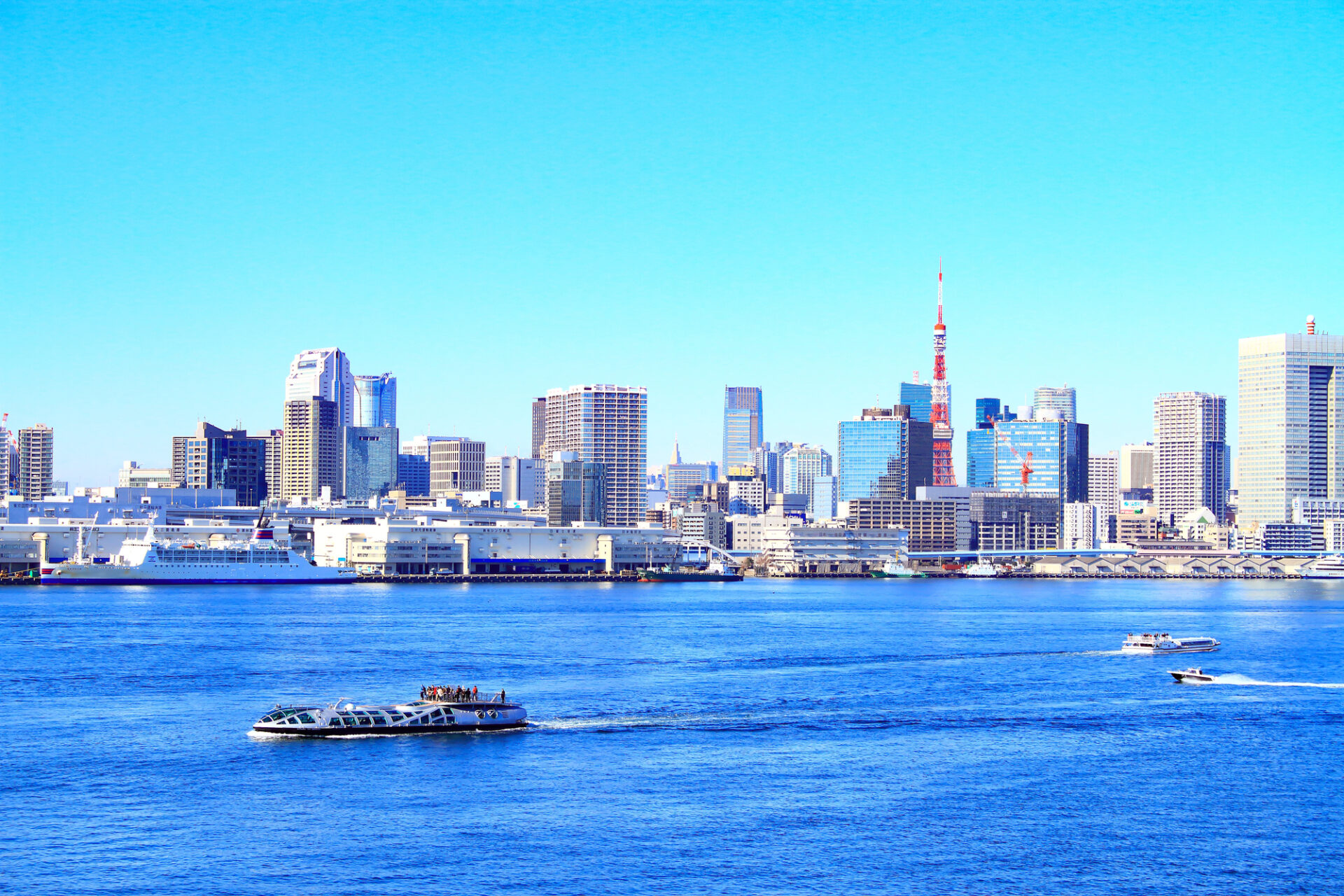 都会が見える海