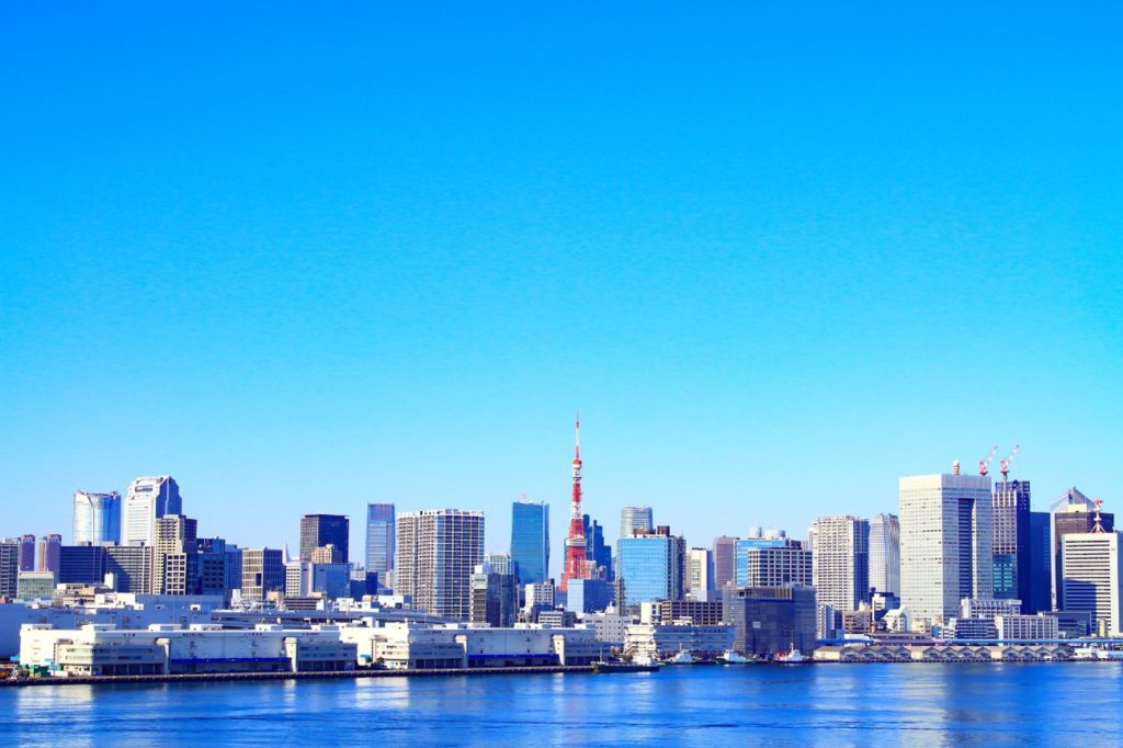 青空の都心と海