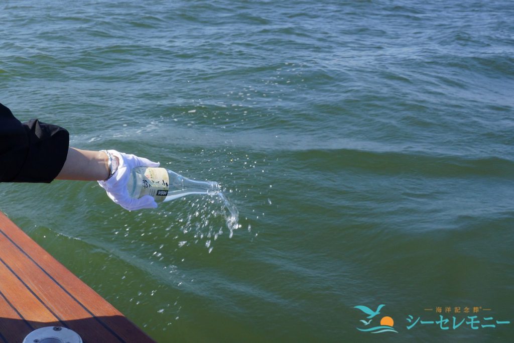 代理散骨献酒の様子