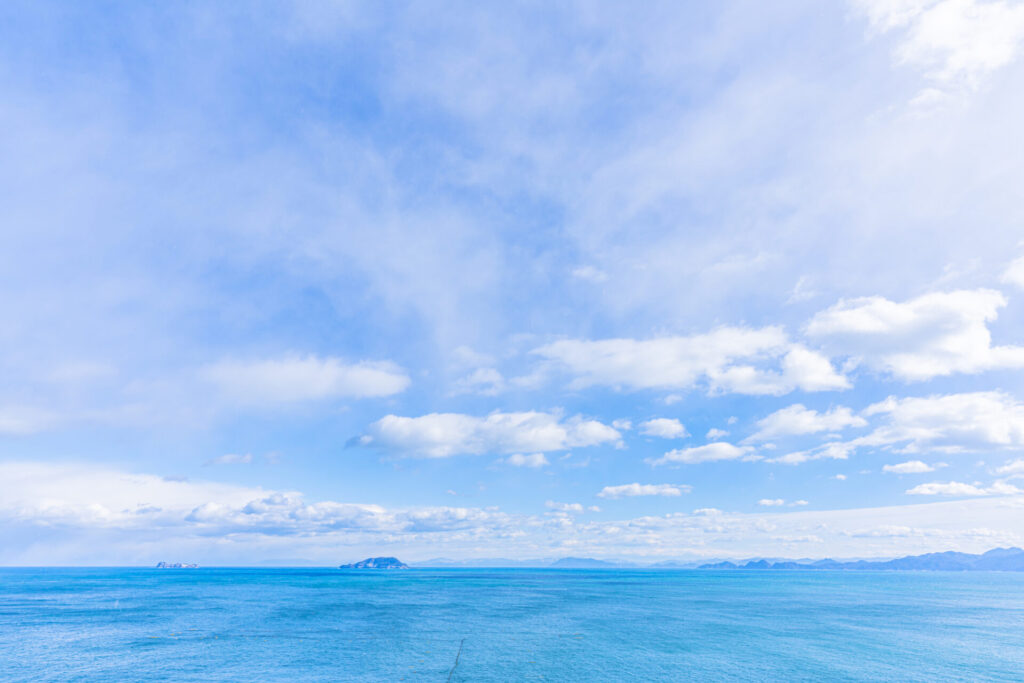青い空と海