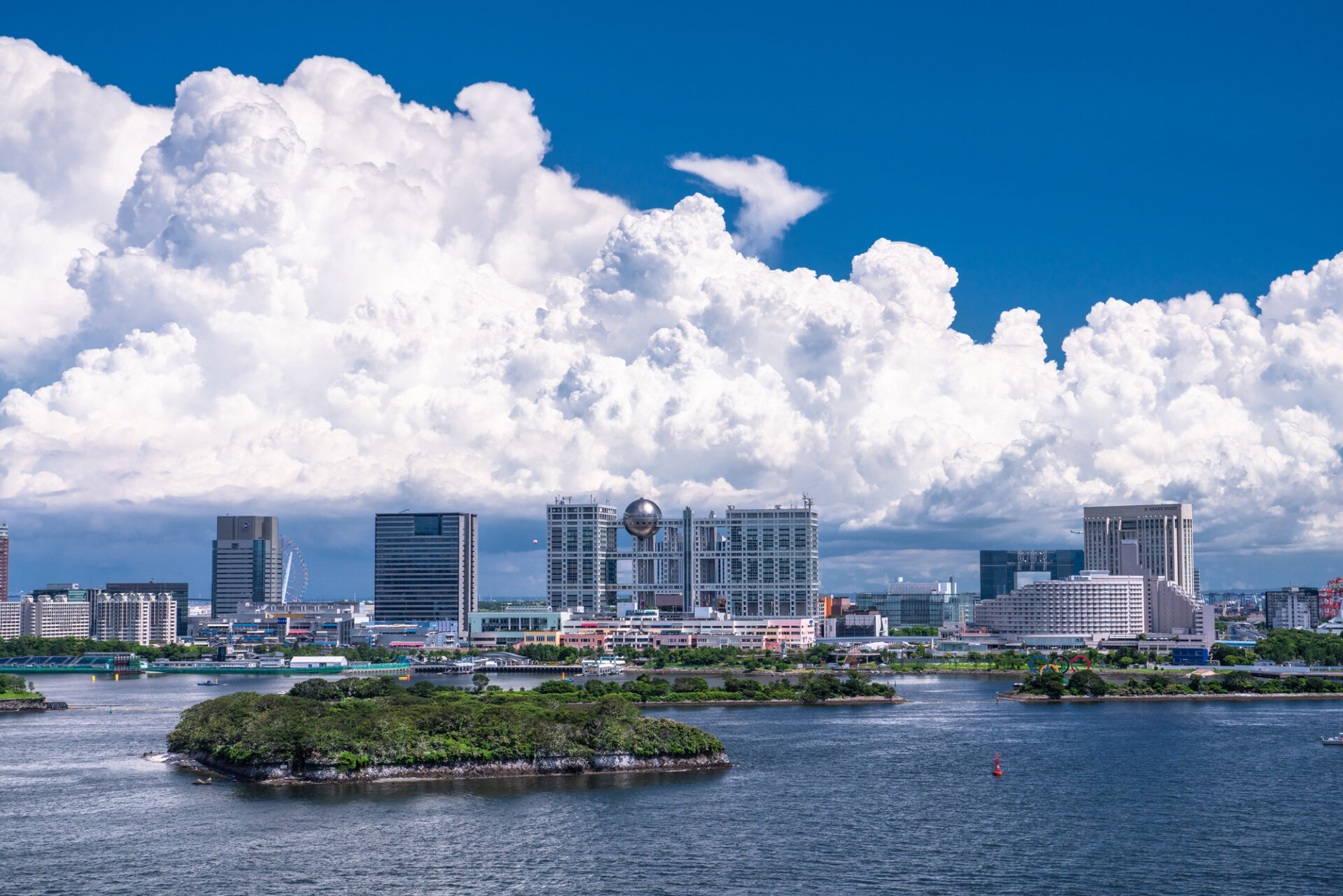 青い空と大きい雲がかかった海