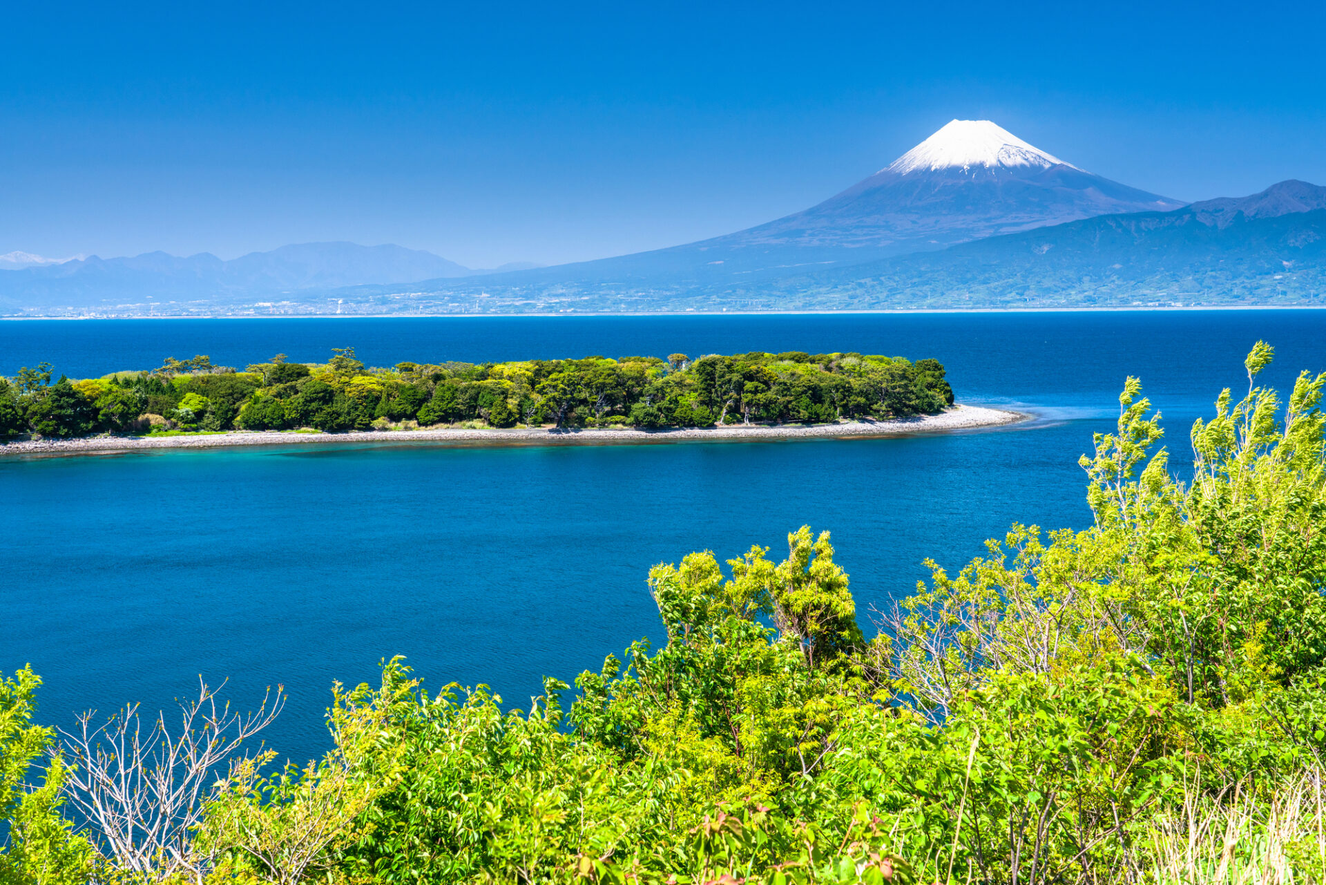 富士山が見える海と小さな島