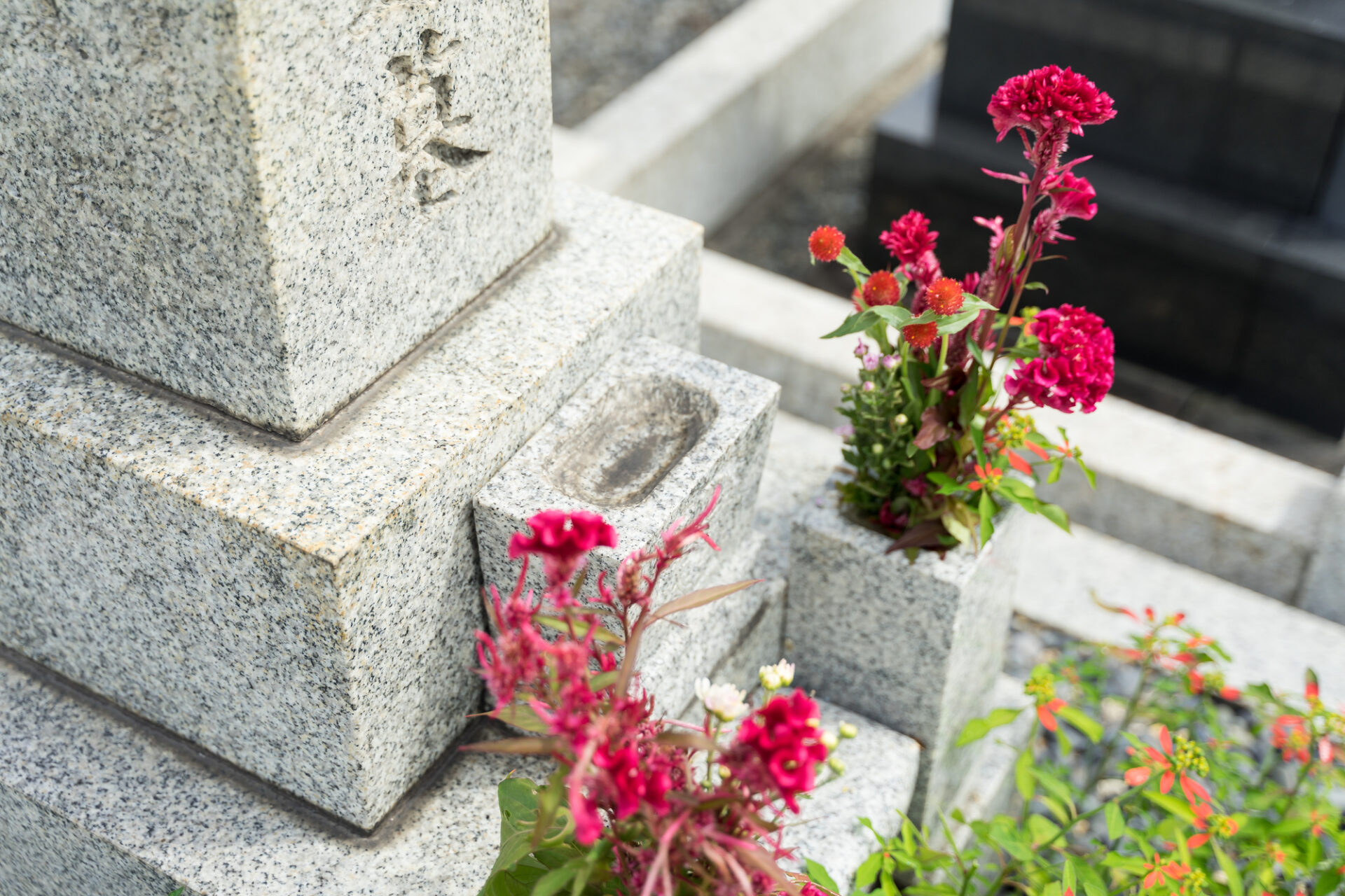 お墓と造花