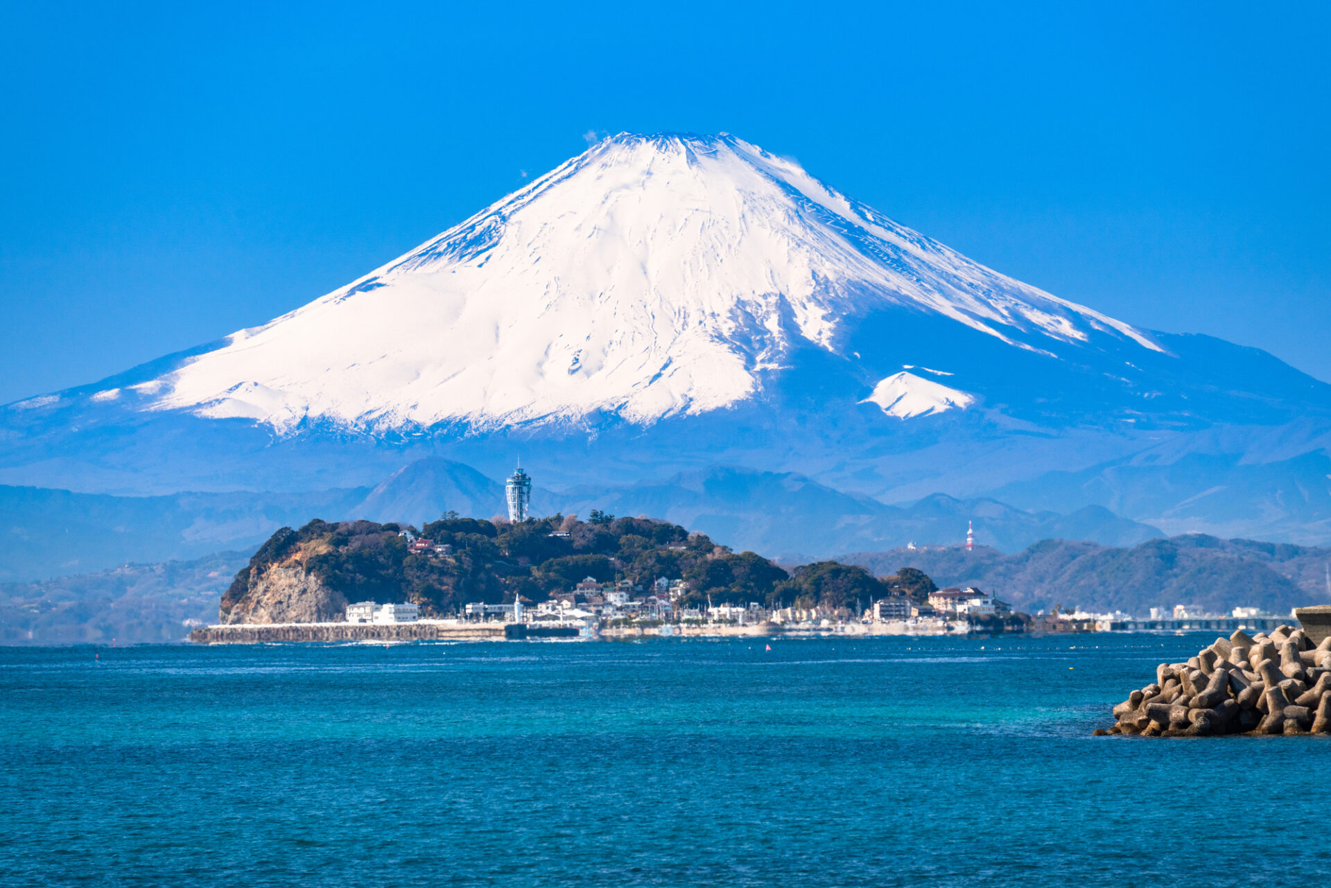 雪が積もった富士山と海