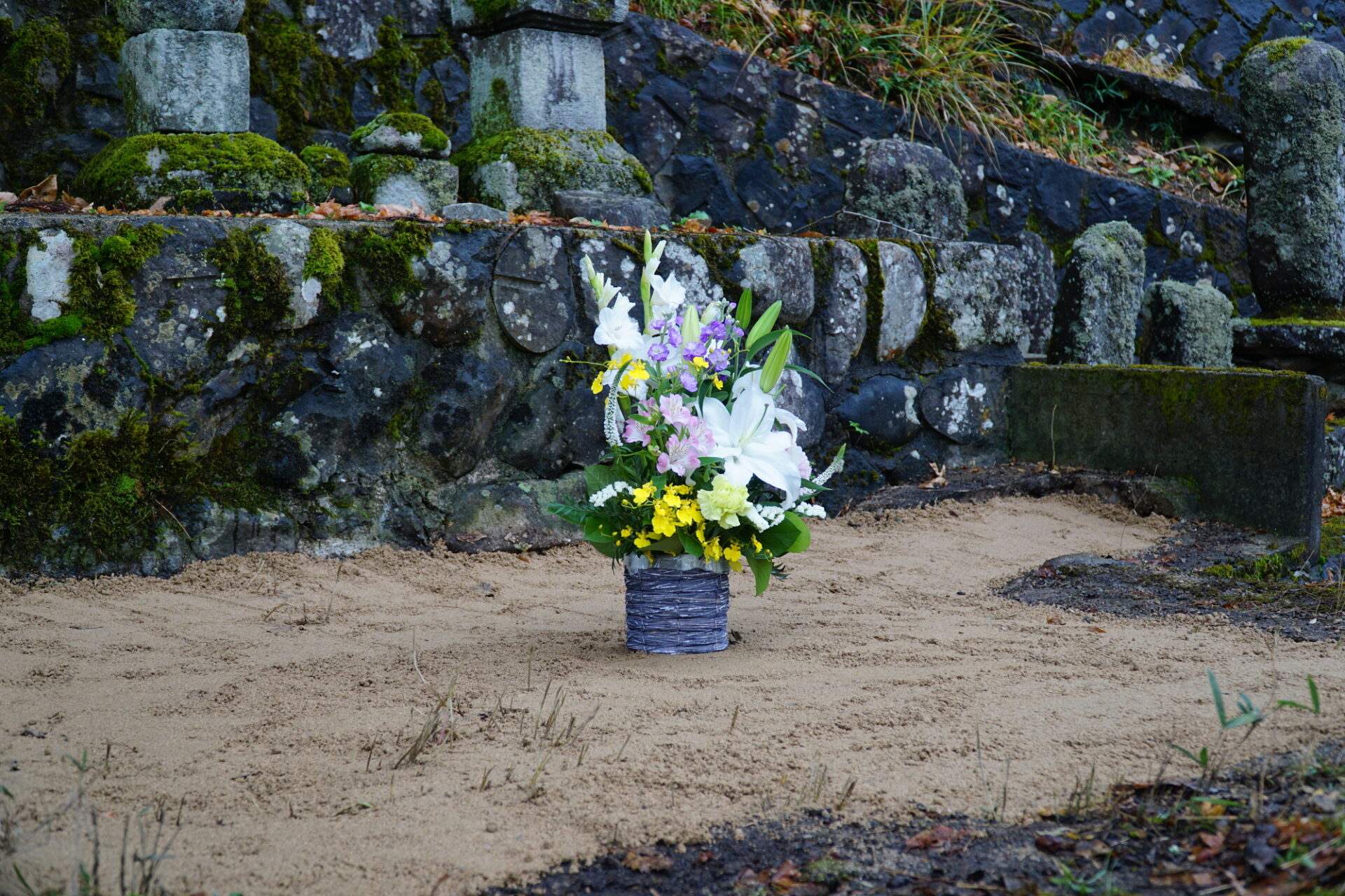 お墓と供えられた花