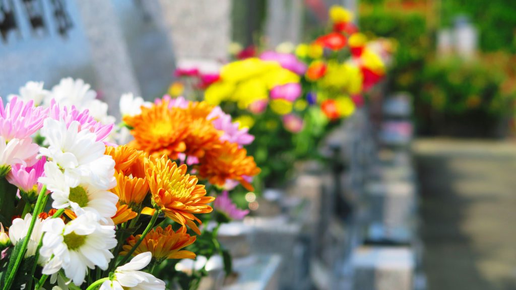 お墓に並ぶきれいな造花