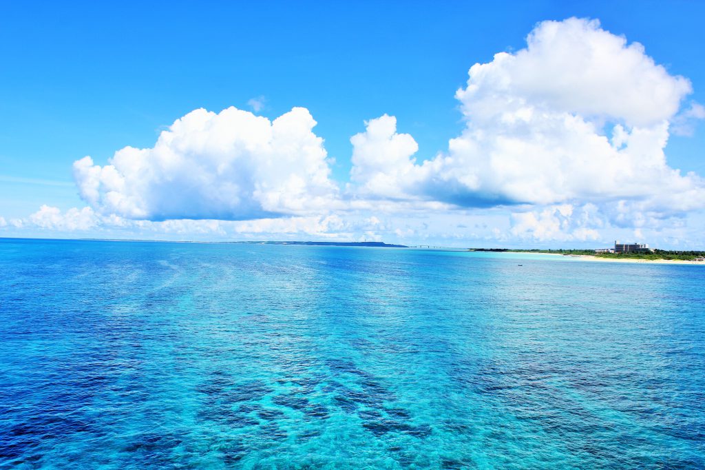 青く、透き通る海
