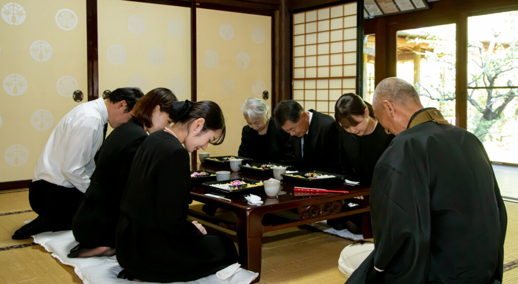 親戚が集まって会食するシーン