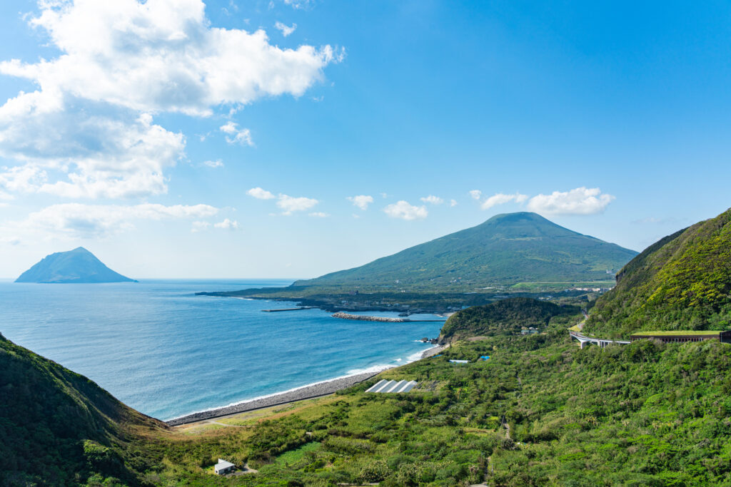 海と山が見える風景
