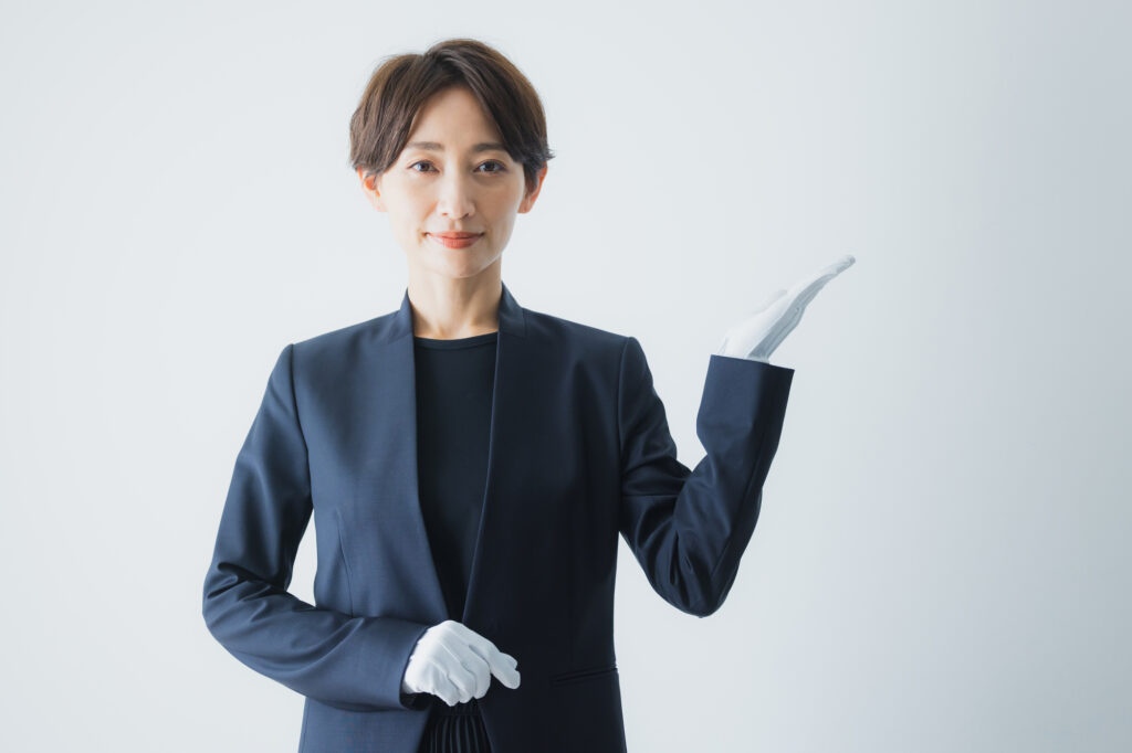 女性が案内する