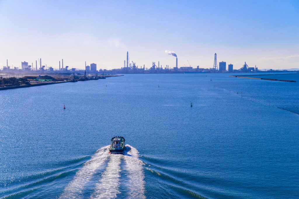 海上の船と街の景色