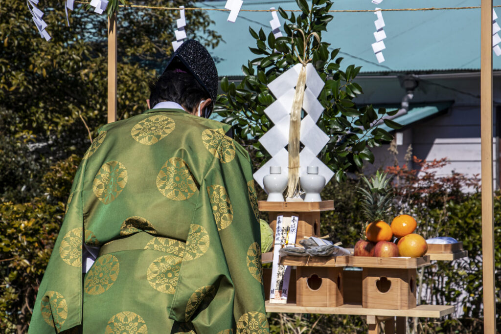 神主の後ろ姿