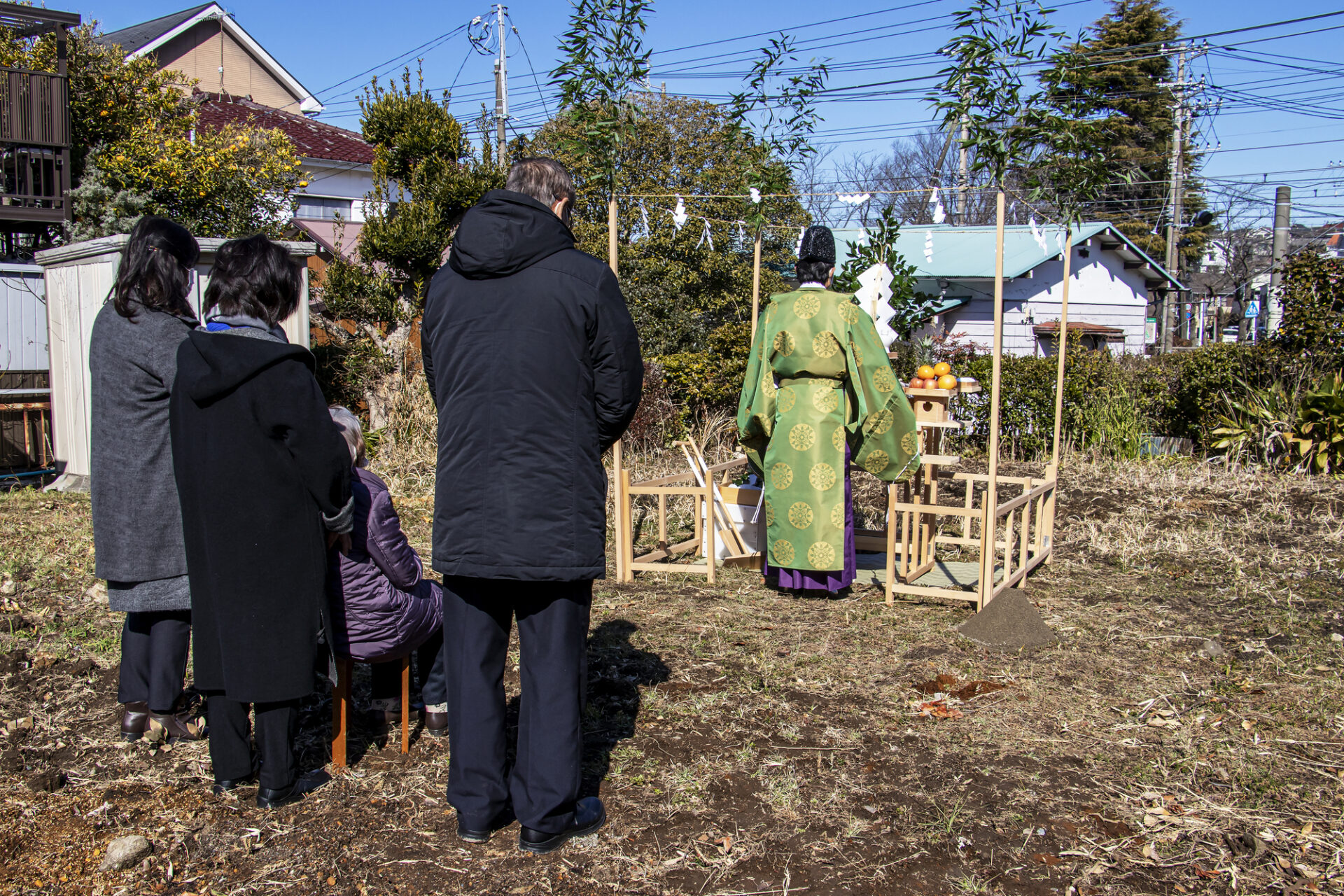 地鎮祭に参加する家族