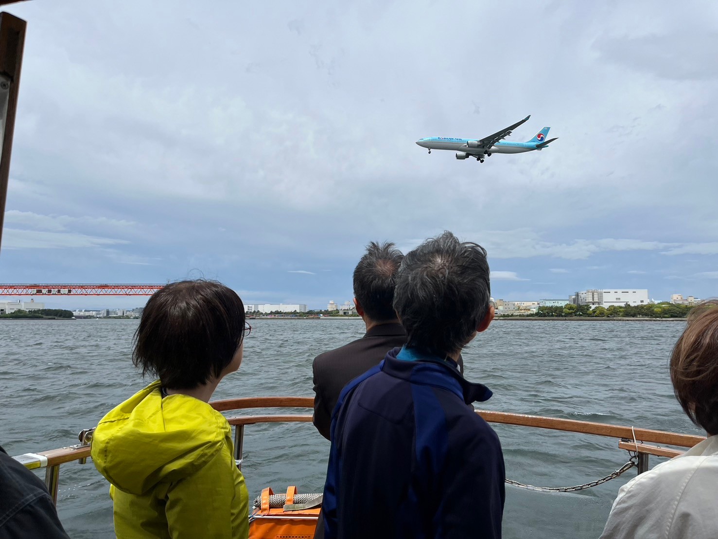 船の真上を通る飛行機