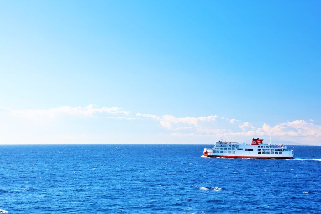 青い空と海に浮かぶ船