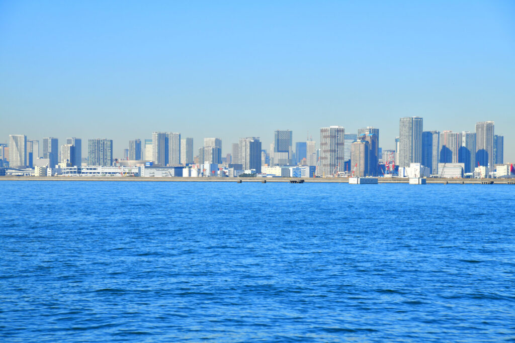 都会の街と海の風景