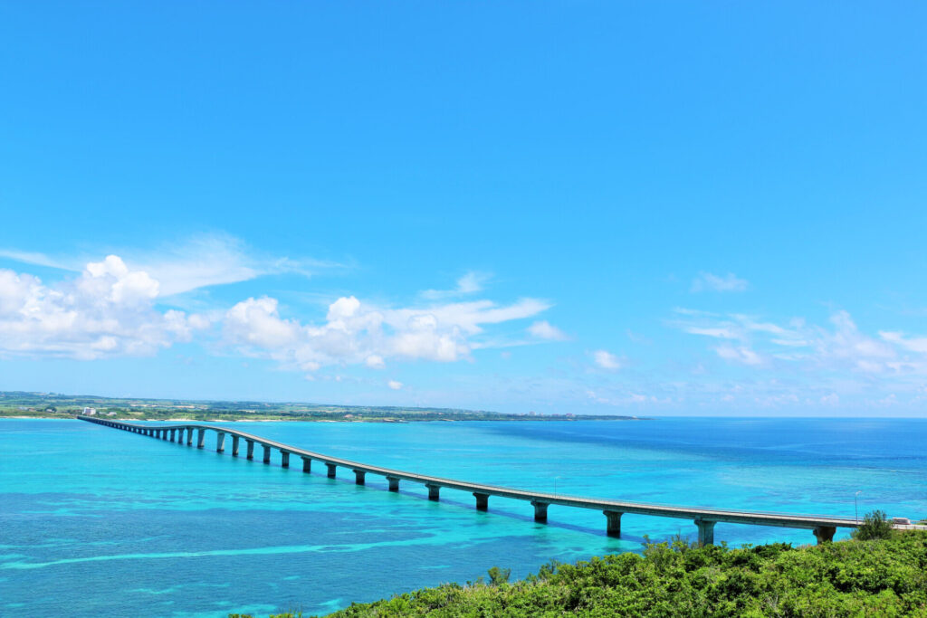 青い海と橋