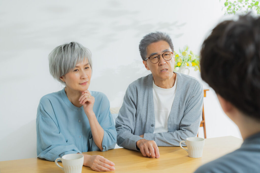 夫婦が悩む様子