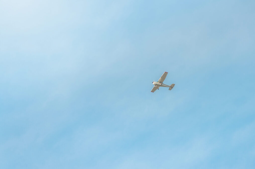 晴れた空を飛ぶ飛行機