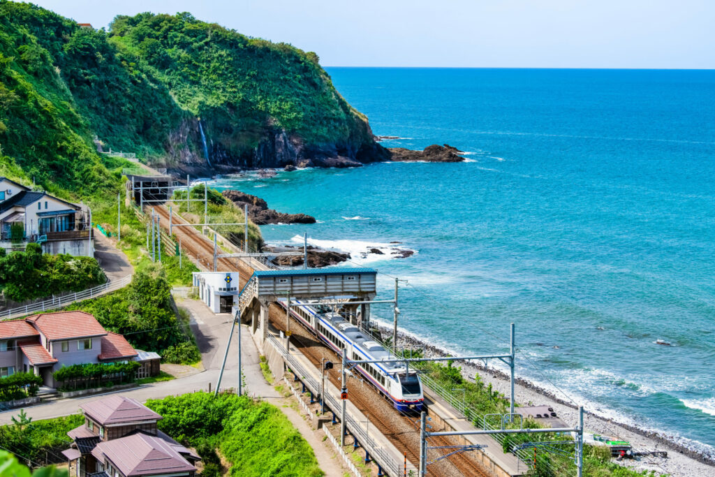 新潟県柏崎市　青海川駅と青い日本海