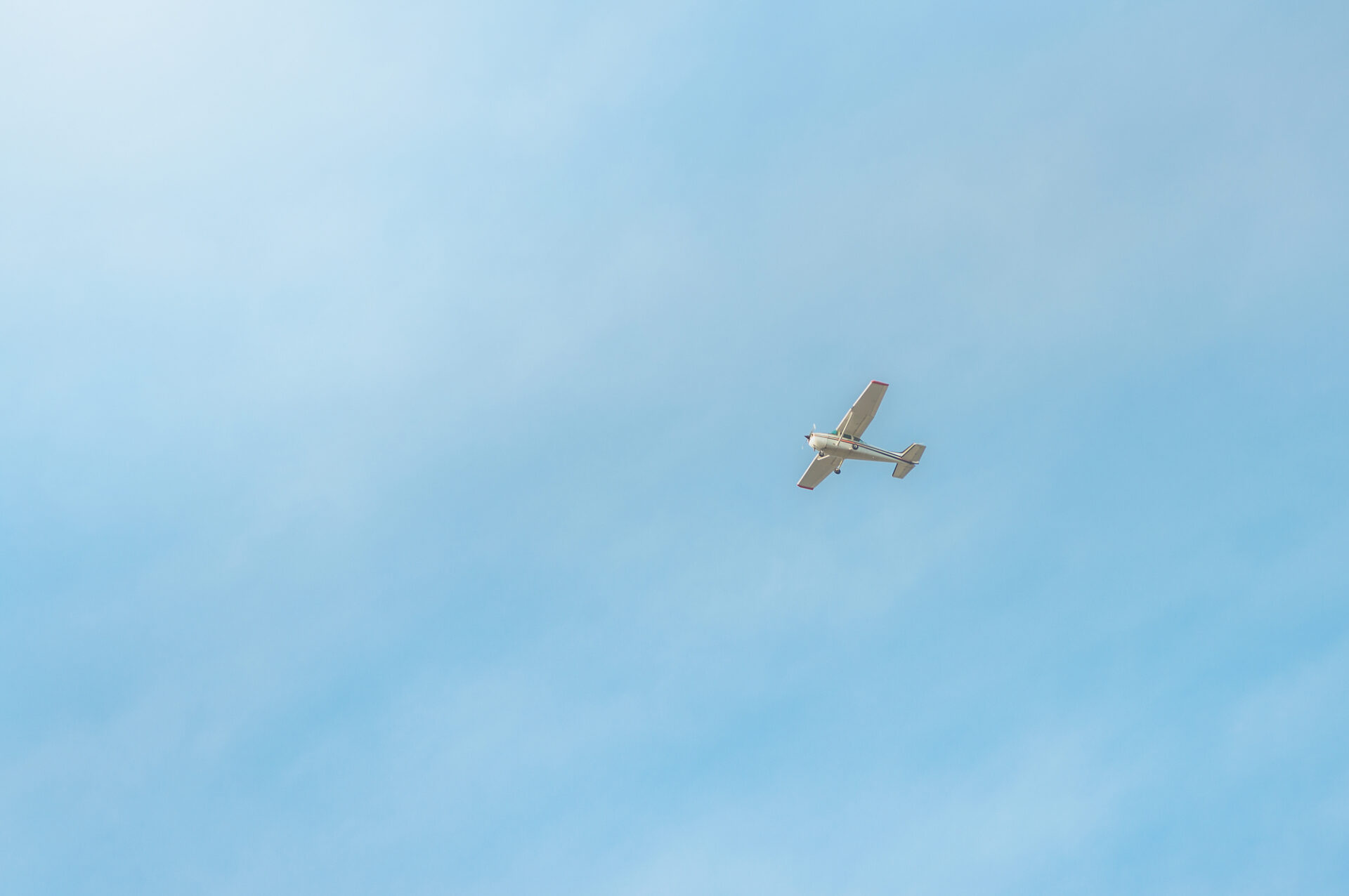 晴れた空を飛ぶ飛行機