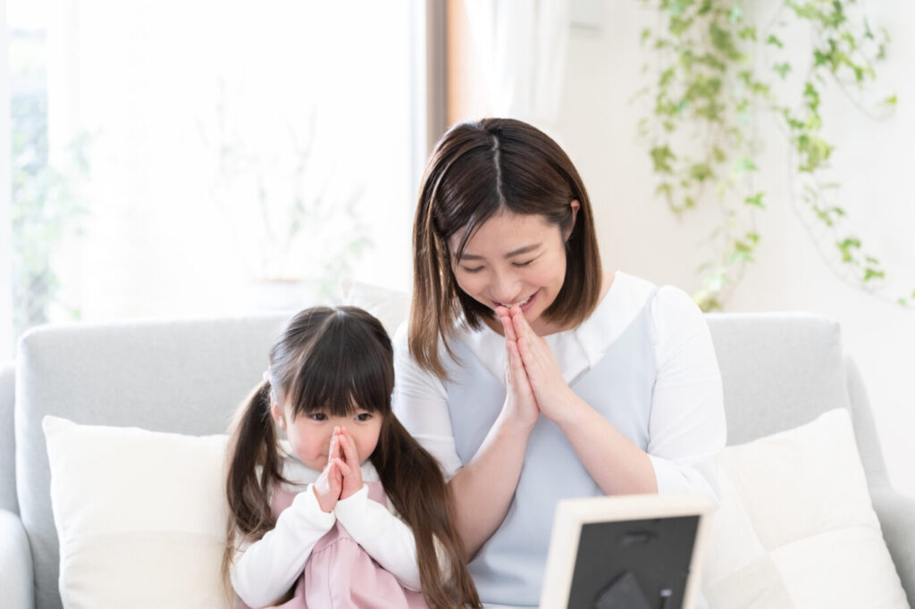 親子一緒に拝む様子