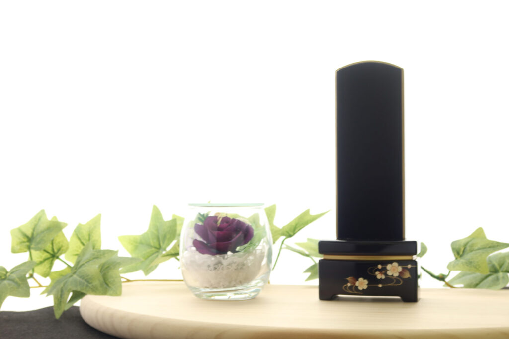 紫色の花と位牌