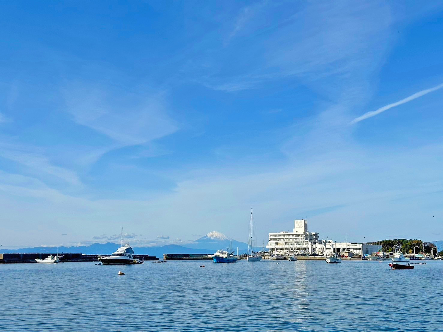 佐島マリーナ海上から富士山が浮かんでいるように見える中出港