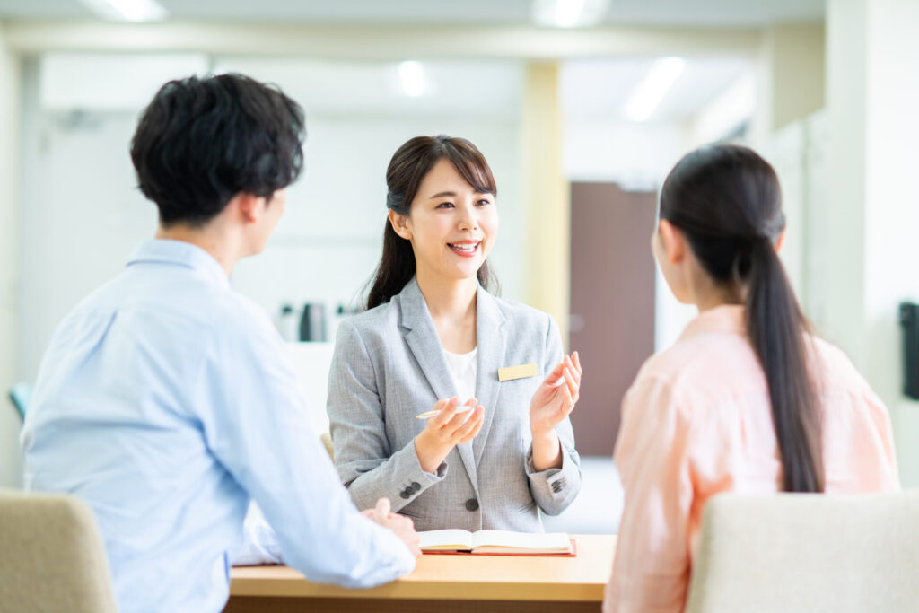 お客様と話すアドバイザー